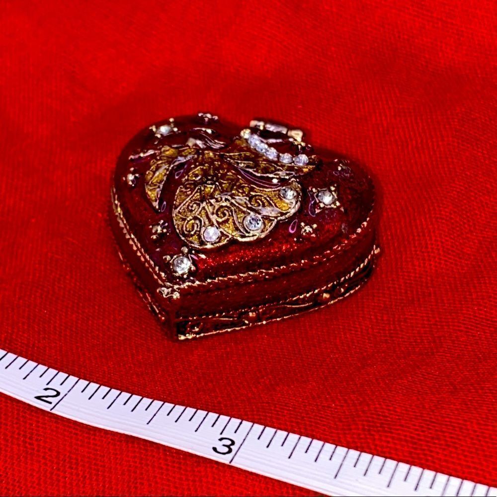 Gorgeous heart shaped trinket box by Monet w/gold inlay and multiple sm diamonds